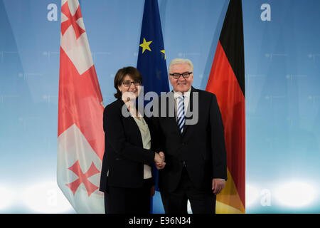 Berlin, Deutschland. 21. Oktober 2014. Bundesaußenminister Steinmeier georgischen Außenminister Maia Panjikidze trifft zu reden Beziehungen zu Georgien Deutschland und die Europäische Union steht für Zentrum der Diskussion sowie der Ukraine-Krise bei deutschen fremden Ministerium am 21. Oktober 2014 in Berlin, Deutschland. / Bild: Maia Panjikidze und georgischen Außenminister Frank-Walter Steinmeier (SPD), deutscher Außenminister. Bildnachweis: Reynaldo Chaib Paganelli/Alamy Live-Nachrichten Stockfoto