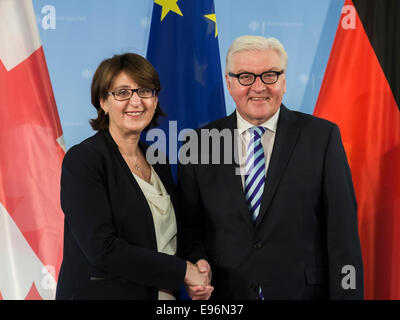 Berlin, Deutschland. 21. Oktober 2014. Bundesaußenminister Steinmeier georgischen Außenminister Maia Panjikidze trifft zu reden Beziehungen zu Georgien Deutschland und die Europäische Union steht für Zentrum der Diskussion sowie der Ukraine-Krise bei deutschen fremden Ministerium am 21. Oktober 2014 in Berlin, Deutschland. / Bild: Maia Panjikidze und georgischen Außenminister Frank-Walter Steinmeier (SPD), deutscher Außenminister. Bildnachweis: Reynaldo Chaib Paganelli/Alamy Live-Nachrichten Stockfoto