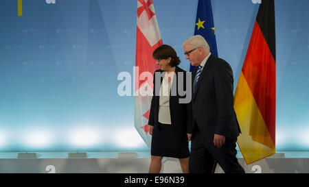 Berlin, Deutschland. 21. Oktober 2014. Bundesaußenminister Steinmeier georgischen Außenminister Maia Panjikidze trifft zu reden Beziehungen zu Georgien Deutschland und die Europäische Union steht für Zentrum der Diskussion sowie der Ukraine-Krise bei deutschen fremden Ministerium am 21. Oktober 2014 in Berlin, Deutschland. / Bild: Maia Panjikidze und georgischen Außenminister Frank-Walter Steinmeier (SPD), deutscher Außenminister. Bildnachweis: Reynaldo Chaib Paganelli/Alamy Live-Nachrichten Stockfoto