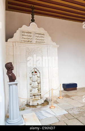 BACHTSCHYSSARAJ, Russland - 1. Oktober 2014: Pushkin Büste und Bachtschissarai Brunnen (Brunnen Tränen) in Khan Palast (Hansaray). Die Stockfoto