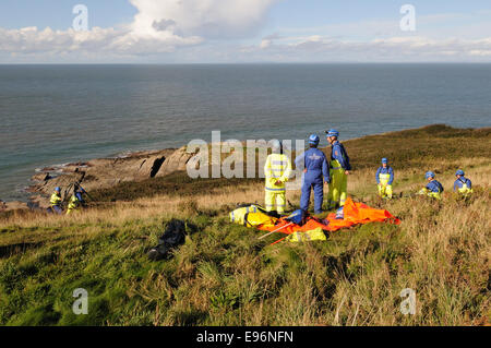 Küstenwache auf Übung üben eine Klippe-Rettung in der Nähe von Ilfracombe Devon England UK GB Stockfoto