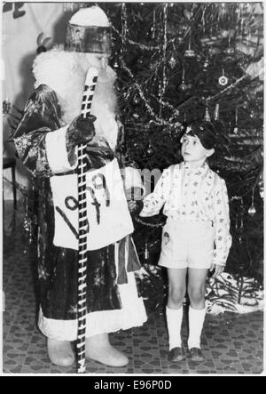 Traditionelles Kinderfest, Silvester-Party im Kindergarten. Am Vorabend des neuen Jahres gefeiert. Väterchen Frost mit einem jungen Stockfoto