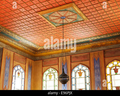 BACHTSCHYSSARAJ, Russland - 1. Oktober 2014: Decke und Kronleuchter im Harem des Khans Palast (Hansaray) in Bachtschyssaraj. Der Palast Stockfoto