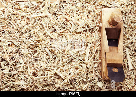 Carpenters Flugzeug auf einem Sägemehl und Holzbohlen Stockfoto