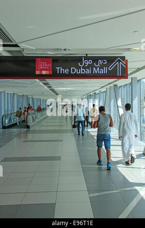 DUBAI, Vereinigte Arabische Emirate - Oktober 07: Menschen, die zu Fuß in Richtung der Dubai Mall. Bei mehr als 12 Millionen sq ft ist es die weltweit größte shopping mal Stockfoto