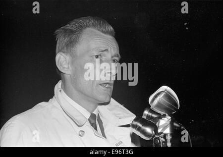 Ein Foto von einer Ku Klux Klan-Kundgebung im Jahr 1965, das die Zusammenkunft der Mitglieder in voller Insignien festgehalten hat. Das Bild spiegelt die rassischen Spannungen und das soziale Klima der damaligen Zeit in den Vereinigten Staaten wider. Stockfoto