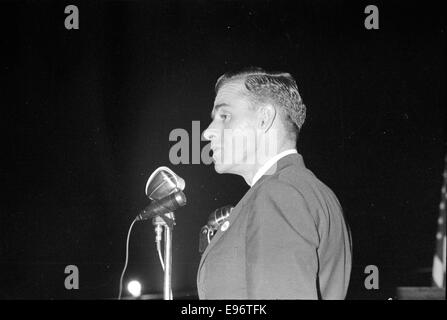 Dieses Foto dokumentiert eine Ku Klux-Klan-Kundgebung im Jahr 1965, die die angespannte und politisch aufgeladene Atmosphäre der damaligen Zeit einfängt. Das Bild ist eine bedeutende historische Aufzeichnung der Anwesenheit des Klans während der Bürgerrechtsbewegung. Stockfoto