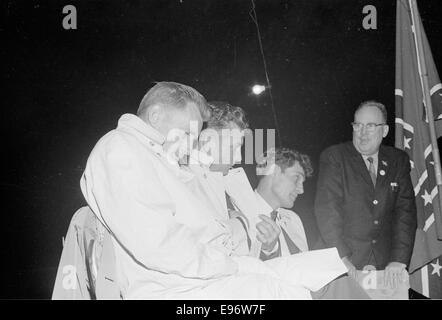 Ein Schwarzweiß-Foto von einer Ku Klux Klan-Kundgebung aus dem Jahr 1965, das einen bedeutenden Moment in der amerikanischen Bürgerrechtsgeschichte festhält. Dieses Bild dokumentiert ein umstrittenes Ereignis in den 1960er Jahren Stockfoto