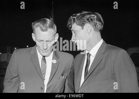 Dieses Foto zeigt eine Ku Klux Klan (KKK)-Kundgebung, die 1965 stattfand und Mitglieder der Gruppe der weißen Vorherrschaft während ihrer Demonstration dokumentiert. Das Bild spiegelt die Rassenspannungen und gesellschaftlichen Unruhen der 1960er Jahre in den Vereinigten Staaten wider und markiert eine Ära der Bürgerrechtskämpfe und der Rassenungleichheit. Stockfoto