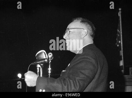 Ein Foto, das 1965 eine Ku Klux Klan-Kundgebung dokumentiert und den harten und kontroversen Moment der amerikanischen Geschichte festgehalten hat. Das Bild spiegelt die ethnischen Spannungen und sozialen Probleme der damaligen Zeit wider. Stockfoto