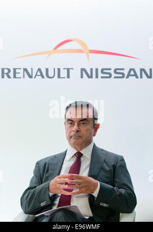 Paris, Frankreich. 3. Oktober 2014. Carlos Ghosn, CEO der Allianz Renault-Nissan, während der Paris Motor Show (Mondial de l ' Automobile) in Paris, Frankreich, 3. Oktober 2014 im Rahmen einer Pressekonferenz von Daimler und Renault-Nissan abgebildet. Foto: Daniel Karmann/Dpa/Alamy Live News Stockfoto