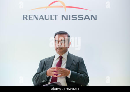 Paris, Frankreich. 3. Oktober 2014. Carlos Ghosn, CEO der Allianz Renault-Nissan, während der Paris Motor Show (Mondial de l ' Automobile) in Paris, Frankreich, 3. Oktober 2014 im Rahmen einer Pressekonferenz von Daimler und Renault-Nissan abgebildet. Foto: Daniel Karmann/Dpa/Alamy Live News Stockfoto