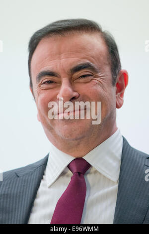 Paris, Frankreich. 3. Oktober 2014. Carlos Ghosn, CEO der Allianz Renault-Nissan, während der Paris Motor Show (Mondial de l ' Automobile) in Paris, Frankreich, 3. Oktober 2014 im Rahmen einer Pressekonferenz von Daimler und Renault-Nissan abgebildet. Foto: Daniel Karmann/Dpa/Alamy Live News Stockfoto