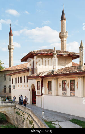 BACHTSCHYSSARAJ, Russland - 1. Oktober 2014: Minarette und Khan Palast (Hansaray) in Bachtschyssaraj. Der Palast wurde im 16. Jahrhundert erbaut. Stockfoto