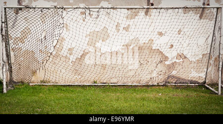 alte Fußball-Tore stehen in der Nähe der Wand Stockfoto