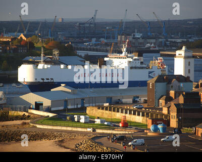 Newcastle Upon Tyne, UK. 21. Oktober 2014. Die 9600-Tonnen-Lineas lief '' Gran Canaria Auto '' Autoliner der Port of Tyne vor den Überresten der Hurrican Gonzalo Ankunft verlassen. Bildnachweis: James Walsh/Alamy Live-Nachrichten Stockfoto