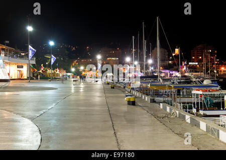 Jalta, Russland - 2. Oktober 2014: Boote entlang der Strandpromenade in der Stadt Jalta in Nacht. Jalta ist Kurstadt an der Nordküste der Bla Stockfoto