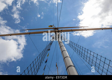 Hauptmast und Takelage der SS Great Britain von der Terrasse aus gesehen. Das Schiff wurde im Jahre 1843 ins Leben gerufen. Stockfoto