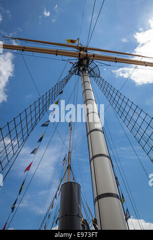 Hauptmast und Takelage der SS Great Britain von der Terrasse aus gesehen. Das Schiff wurde im Jahre 1843 ins Leben gerufen. Stockfoto