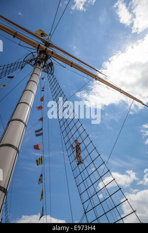 Ein älterer Mann klettert die Takelage auf Isambard Kingdom Brunel SS Great Britain als Teil einer Touristenattraktion in Bristol. Stockfoto