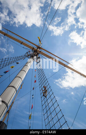 Ein älterer Mann klettert die Takelage auf Isambard Kingdom Brunel SS Great Britain als Teil einer Touristenattraktion in Bristol. Stockfoto