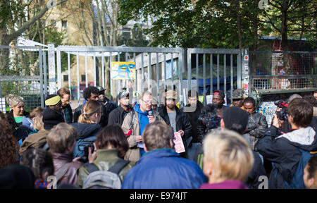 Berlin, Deutschland. 21. Oktober 2014. Aktivisten und Flüchtlinge anlässlich einer Pressekonferenz vor der Gerhart-Hauptmann-Schule in Berlin, Deutschland, 21. Oktober 2014. Fans fordern, dass Stadtteil Flüchtling Unterkünfte sowie den Bau von einem Flüchtling kulturelles und gesellschaftliches Zentrum erhalten. Bildnachweis: Dpa picture Alliance/Alamy Live News Stockfoto