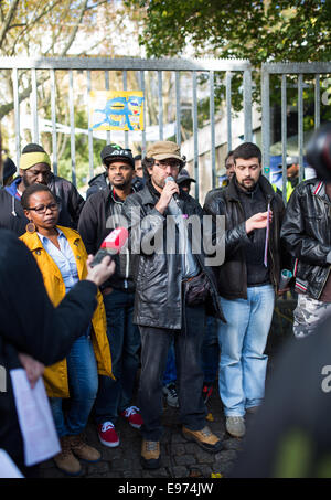 Berlin, Deutschland. 21. Oktober 2014. Aktivisten und Flüchtlinge anlässlich einer Pressekonferenz vor der Gerhart-Hauptmann-Schule in Berlin, Deutschland, 21. Oktober 2014. Fans fordern, dass Stadtteil Flüchtling Unterkünfte sowie den Bau von einem Flüchtling kulturelles und gesellschaftliches Zentrum erhalten. Bildnachweis: Dpa picture Alliance/Alamy Live News Stockfoto