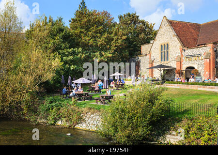 Kunden, die draußen die Sonne durch die Mühle Public House durch den Fluss Avon im Stadtzentrum von Salisbury zu genießen. Stockfoto