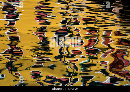 Reflexionen in einem venezianischen Kanal Stockfoto