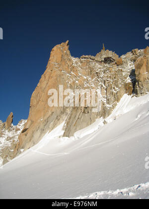 Felswand unterhalb der Aiguille du Midi über Chamonix Stockfoto