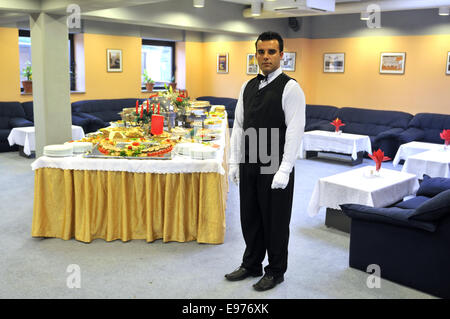 Jungen Kellner im Restaurant Stockfoto