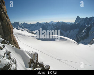 Blick von der Aiguille du Midi über eh Col du Midi in Richtung der Souther Schweizer Alpen Stockfoto