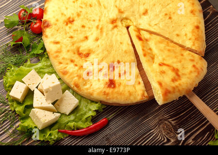 Ossetische Feta Käse Pie. Stockfoto