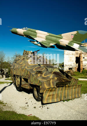 Militärfahrzeug und MIG-21-Flugzeug Stockfoto