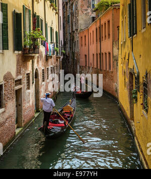 bunte venezianischen Kanal mit zwei Gondeln Stockfoto