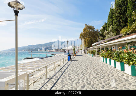 Jalta, Russland - 3. Oktober 2014: Touristen auf Massandrovskaya Straße entlang Massandra Strand in Yalta Stadt, Krim. Massandra-Strand Stockfoto