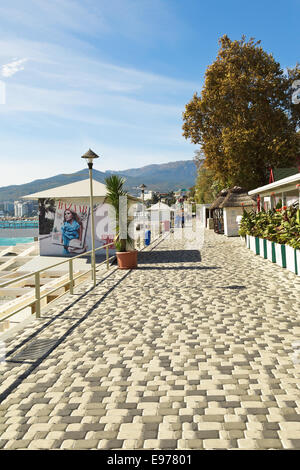 Jalta, Russland - 3. Oktober 2014: Menschen auf Massandrovskaya Straße entlang Massandra Strand in Yalta Stadt, Krim. Massandra Strand w Stockfoto