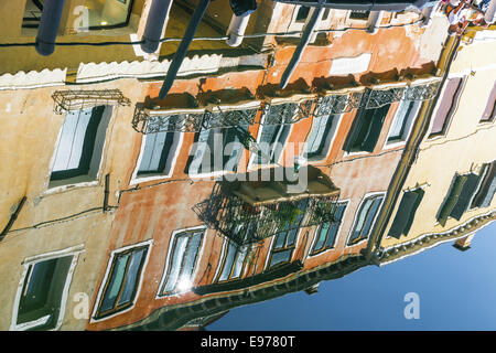 Reflexionen in einem Kanal auf die Dorsoduro, Venedig Stockfoto