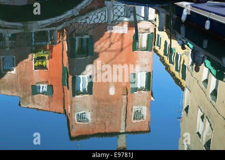 Reflexionen in einem Kanal auf die Dorsoduro, Venedig Stockfoto