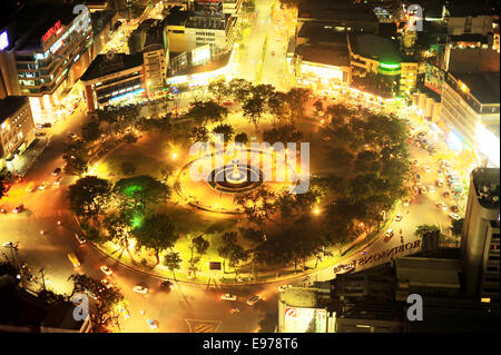 Fuente Osmena Circle in der Nacht Stockfoto