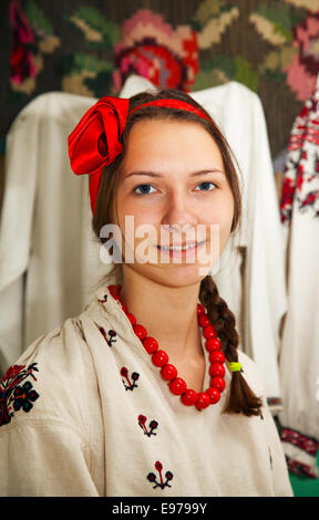 Teengirl in ukrainischen Kostüm Stockfoto