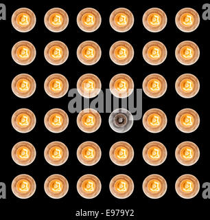 Viele Glühlampen von oben Stockfoto