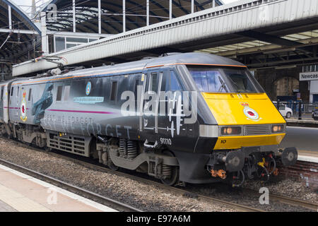 East Coast Class 91 elektrische Lokomotive 91110 "Schlacht of Britain Memorial Flight" stehen an der Newcastle Central Station. Stockfoto