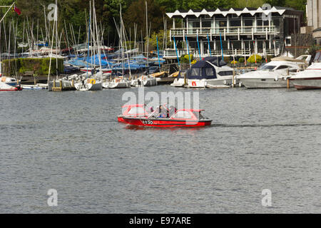 Zwei mieten Motorboote, leihweise von Windermere Lake Crruises Ltd., vorbei am Lake Windermere in der Nähe von Bowness nahe beieinander. Stockfoto