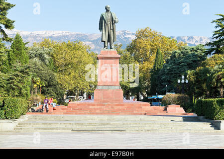 Jalta, Russland - 28. September 2014: Lenin Skulptur auf Lenin-Platz von Lenin Damm in der Stadt Jalta. Ein Denkmal für Lenin war o Stockfoto