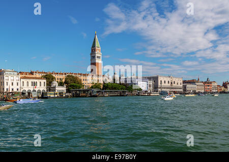 Blick über den Canal Grande aus der Dogana in Richtung der Paazzo Ducale und Piazza San Marco Stockfoto