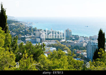 Jalta, Russland - 28. September 2014: Ansicht der Stadt Jalta von Darsan Hügel. Jalta ist Kurstadt an der Nordküste des schwarzen Se Stockfoto