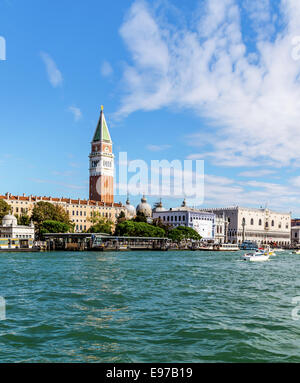 Blick über den Canal Grande aus der Dogana in Richtung der Paazzo Ducale und Piazza San Marco Stockfoto