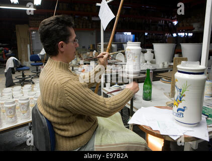 Handmalerei von Töpfen in der Töpferei Stadt von Talavera De La Reina in La Mancha, Spanien Stockfoto