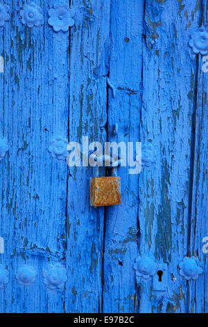 Vorhängeschloss auf blaue Tür Stockfoto